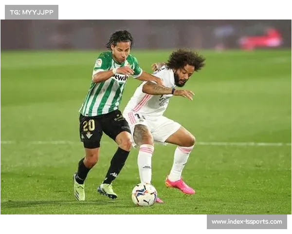 贝蒂斯小球迷泪洒看台，对手球员安慰显体育精神